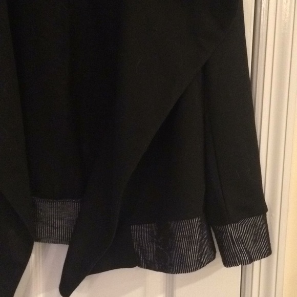 Black cardigan size Large with striping accents - Picture 4 of 6